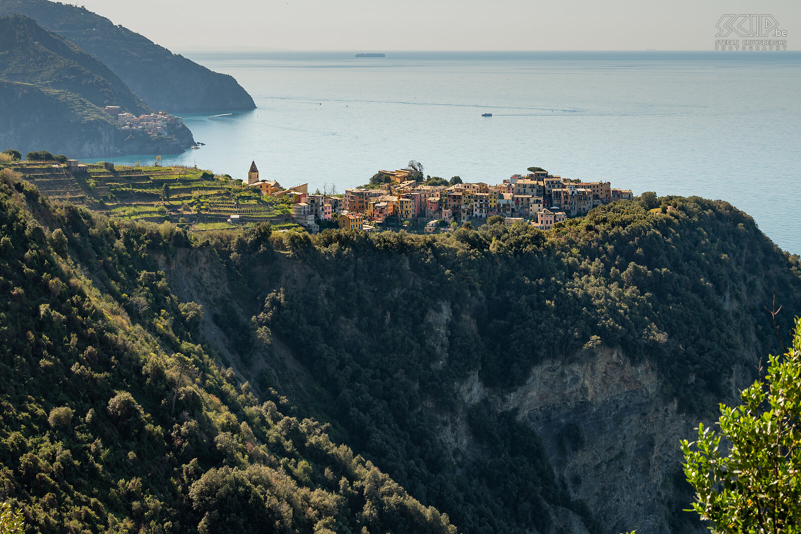 Corniglia Corniglia is het centrale dorp van de Cinque Terre maar het ligt op ongeveer 100m hoogte en heeft geen toegang tot de zee. Rond het dorp liggen vele wijngaarden en wandelpaden. We trokken er met de trein naartoe om nadien terug te wandelen langs de kust tot in Vernazza. Stefan Cruysberghs